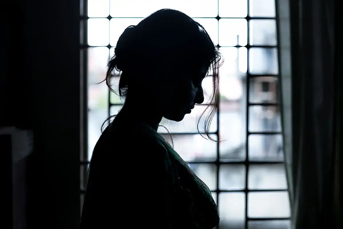 profil d'une femme à une fenêtre