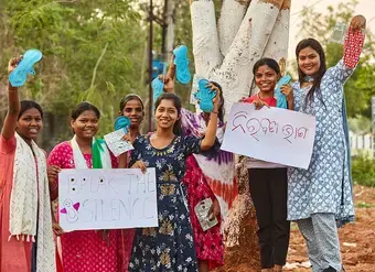 La activista por la salud y la higiene menstruales Payal Patel (a la derecha) es conocida como “la niña de las compresas de Odisha”. Ha diseñado toda una serie de productos menstruales asequibles y sostenibles para las mujeres. También ha organizado la campaña “Chuppi Todi” para contribuir a generar conciencia, eliminar los tabús y promover debates abiertos y saludables en torno a la higiene menstrual. Payal ha creado su propio material educativo y de comunicación, que comparte con las adolescentes