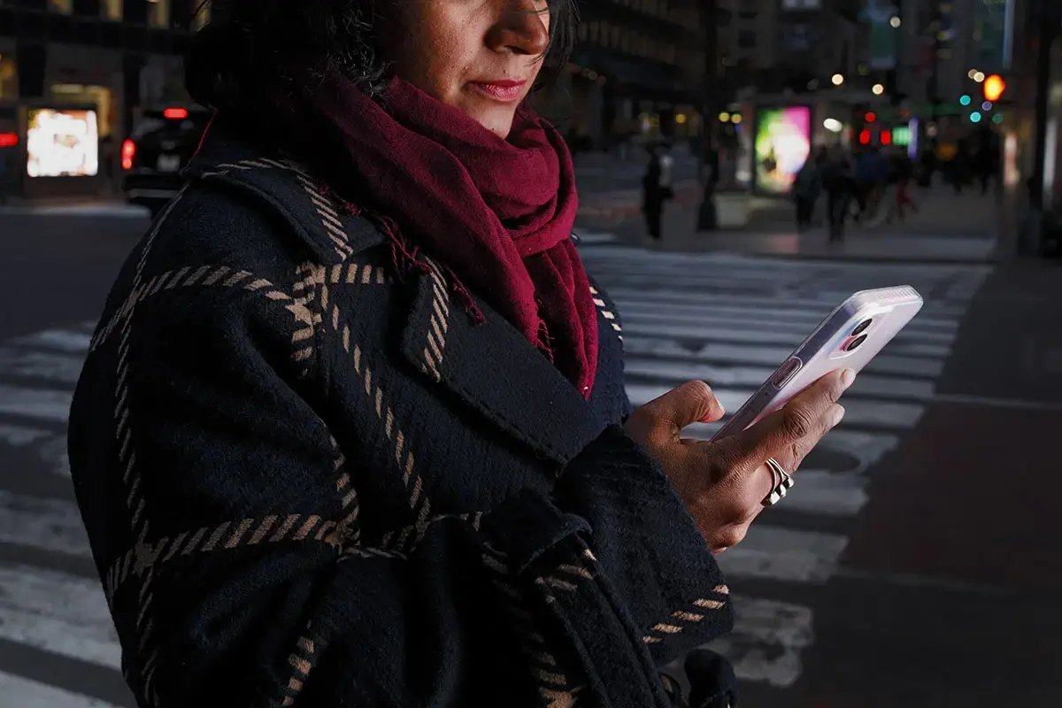 Foto de una mujer mirando su teléfono móvil