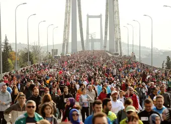 Thousands of marathon participants cross a bridge